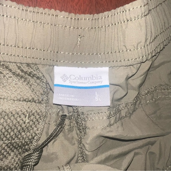 Columbia Women's Cargo Shorts - Green - Picture 2 of 3